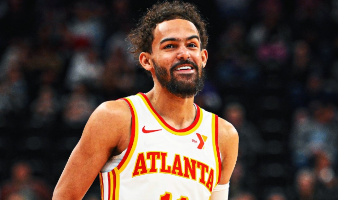 jogador de basquete com a camisa do atlanta