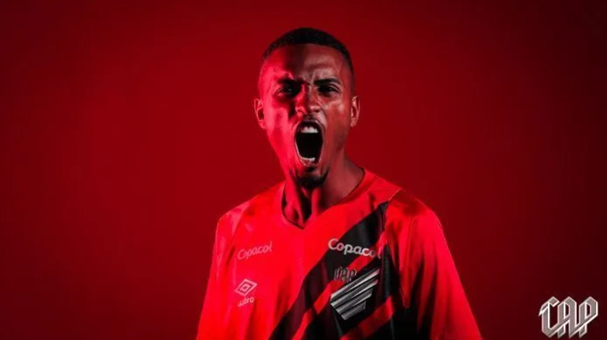 jogador do atletico com camisa vermelha do time